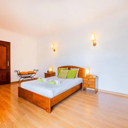 Villa For Ten People With Garden Vila *