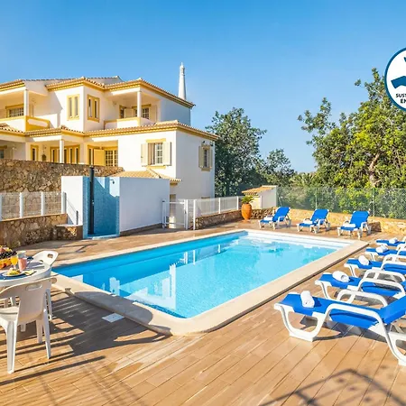 Villa For Ten People With Garden Vila