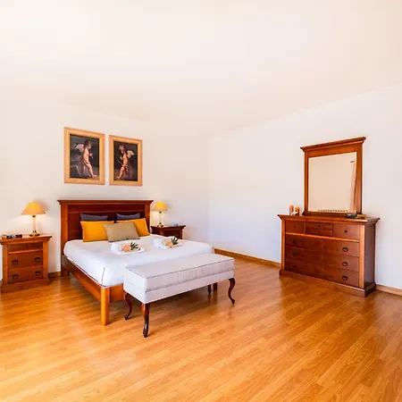 Villa For Ten People With Garden Vila *